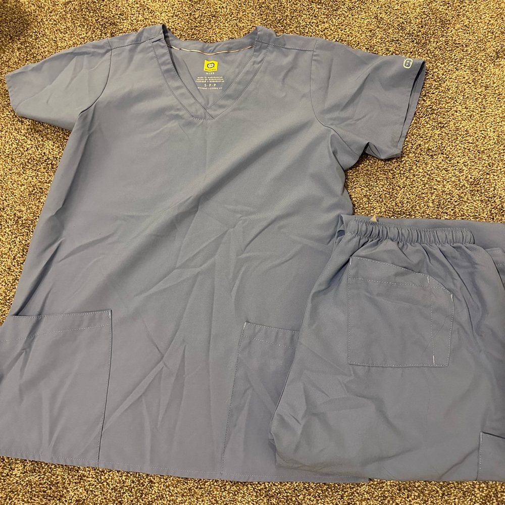 Wonder wink 123 scrub top & bottom